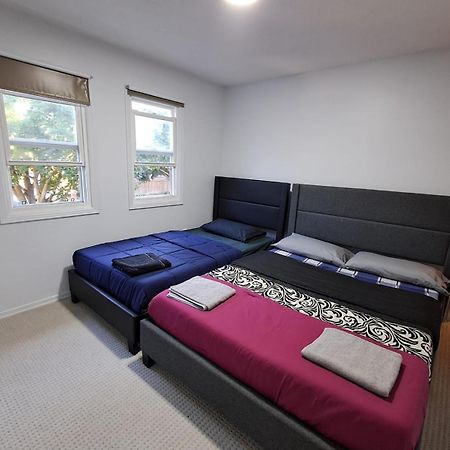 Square One Mississauga Suite- Attached Bathroom, Walking Transit & Plaza Exterior photo