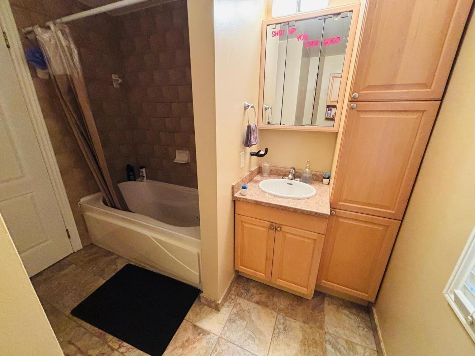 Square One Mississauga Suite- Attached Bathroom, Walking Transit & Plaza Exterior photo